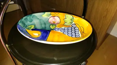 Plato decorativo de cerámica pintado a mano - miniatura 1