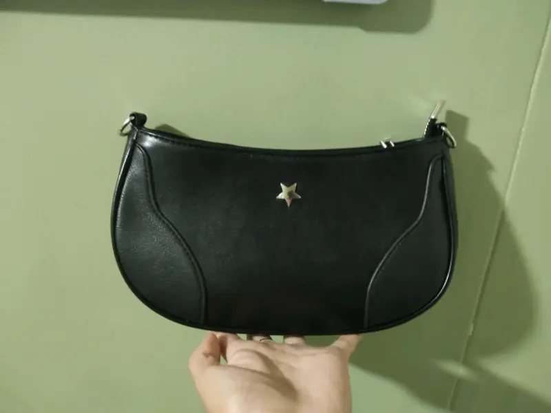 Cartera negra con detalle de estrella - 1