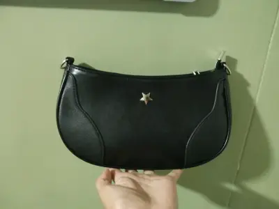 Cartera negra con detalle de estrella - miniatura 1