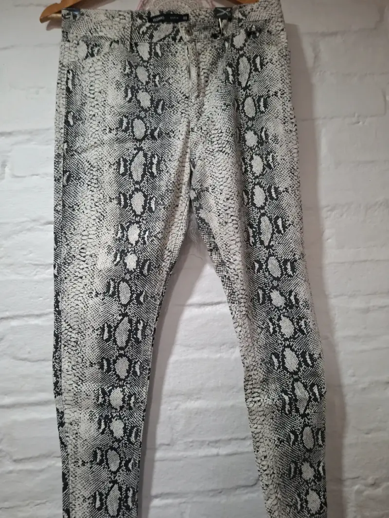 Pantalones pitillo estampado serpiente issimo