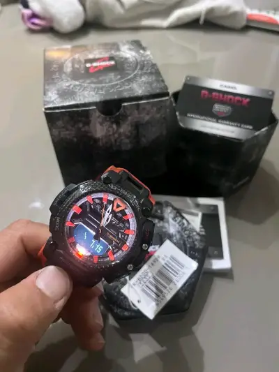 Reloj Casio G-Shock negro y rojo - miniatura 2