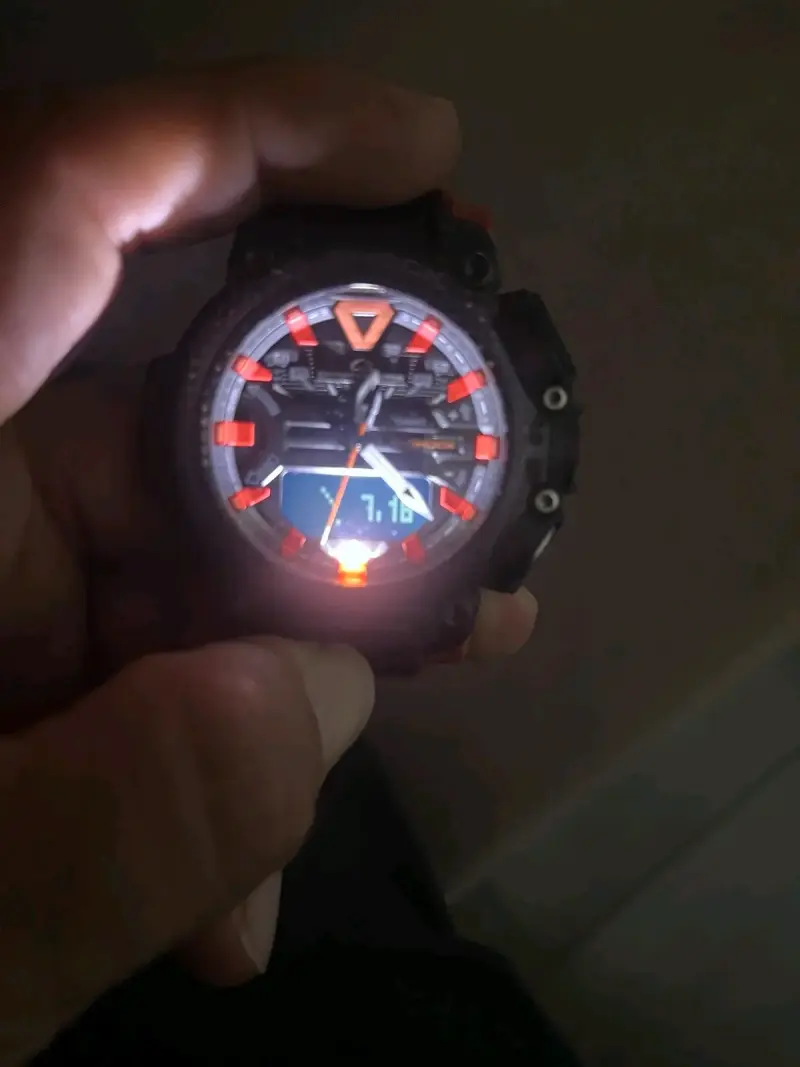 Reloj Casio G-Shock negro y rojo - 5