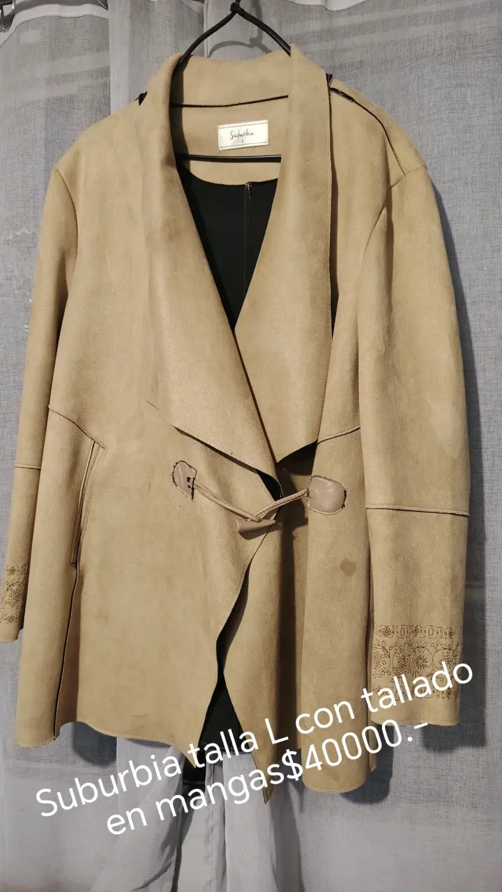 Abrigo beige Suburbia con tallado en mangas