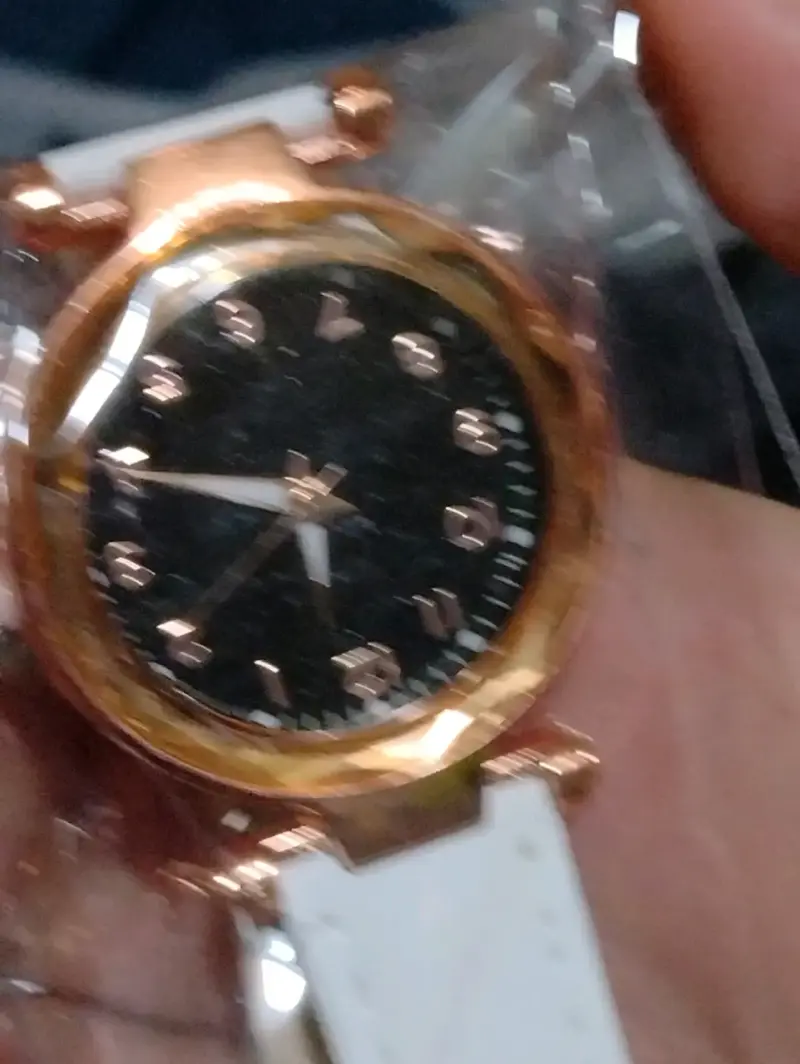 Reloj de pulsera verde con correa de cuero - 4