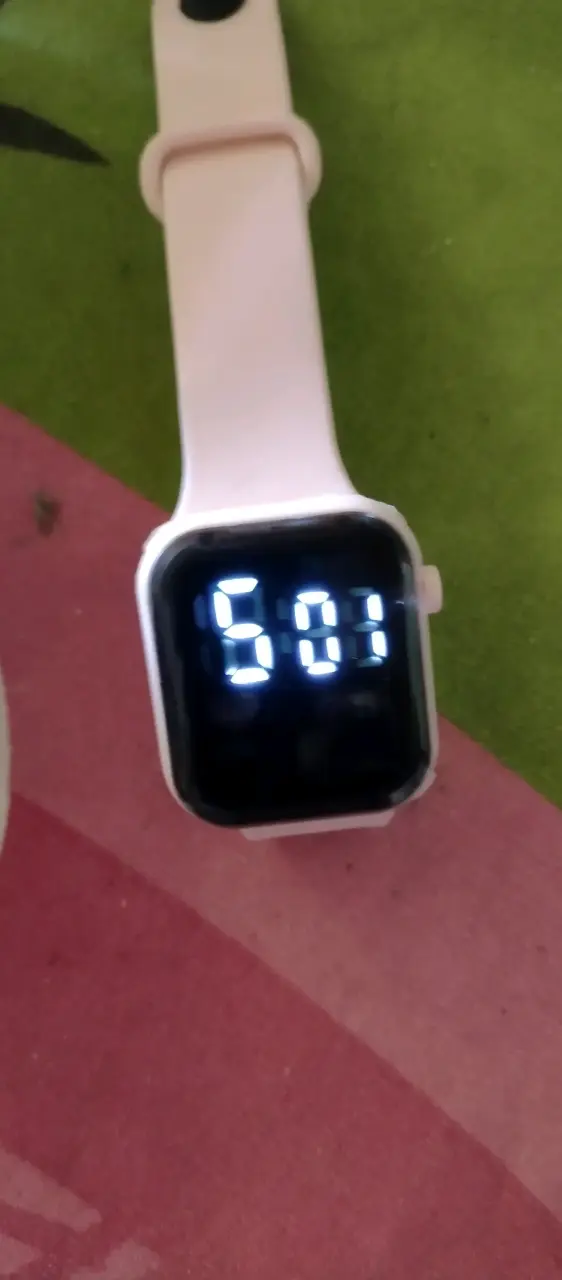 Reloj de pulsera verde con correa de cuero - 6