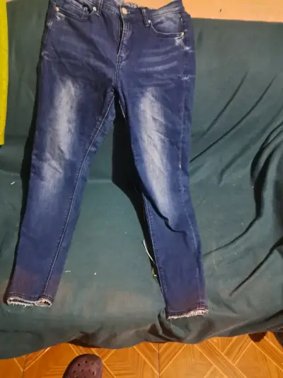 Jeans azul desgastado para mujer - miniatura 1