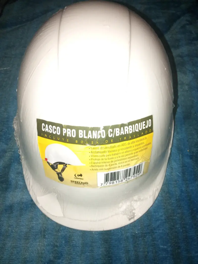 Casco de seguridad blanco con barboquejo
