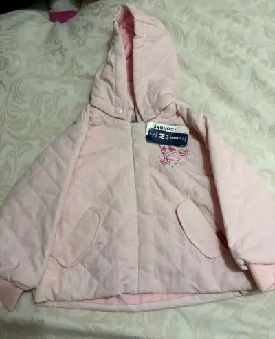 Chaqueta de bebé rosada con capucha - miniatura 1