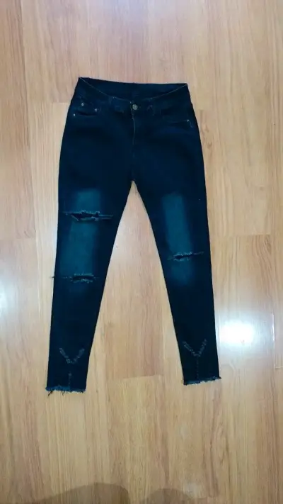Jeans negros desgastados para mujer - miniatura 1
