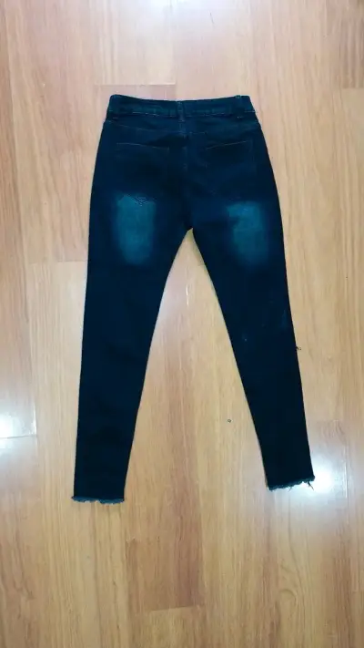 Jeans negros desgastados para mujer - miniatura 2