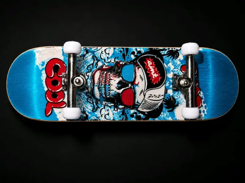Skateboard con diseño de calavera y ruedas blancas