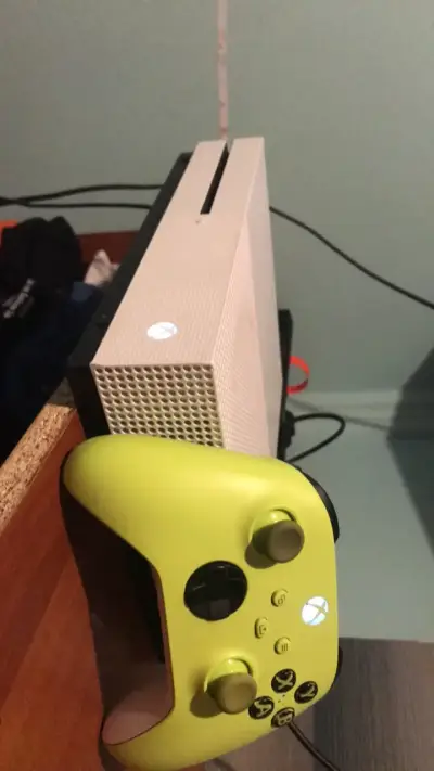 Consola Xbox One S blanca en buen estado - miniatura 3