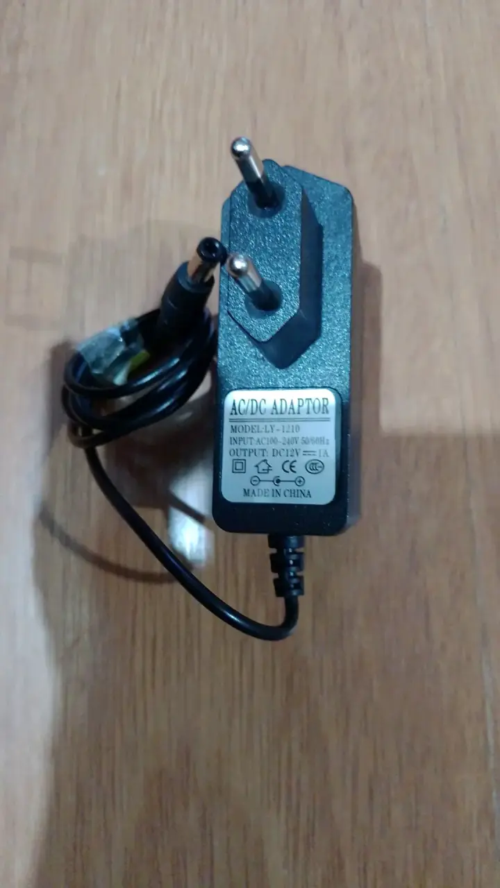 Adaptador de corriente AC/DC 12V 1A