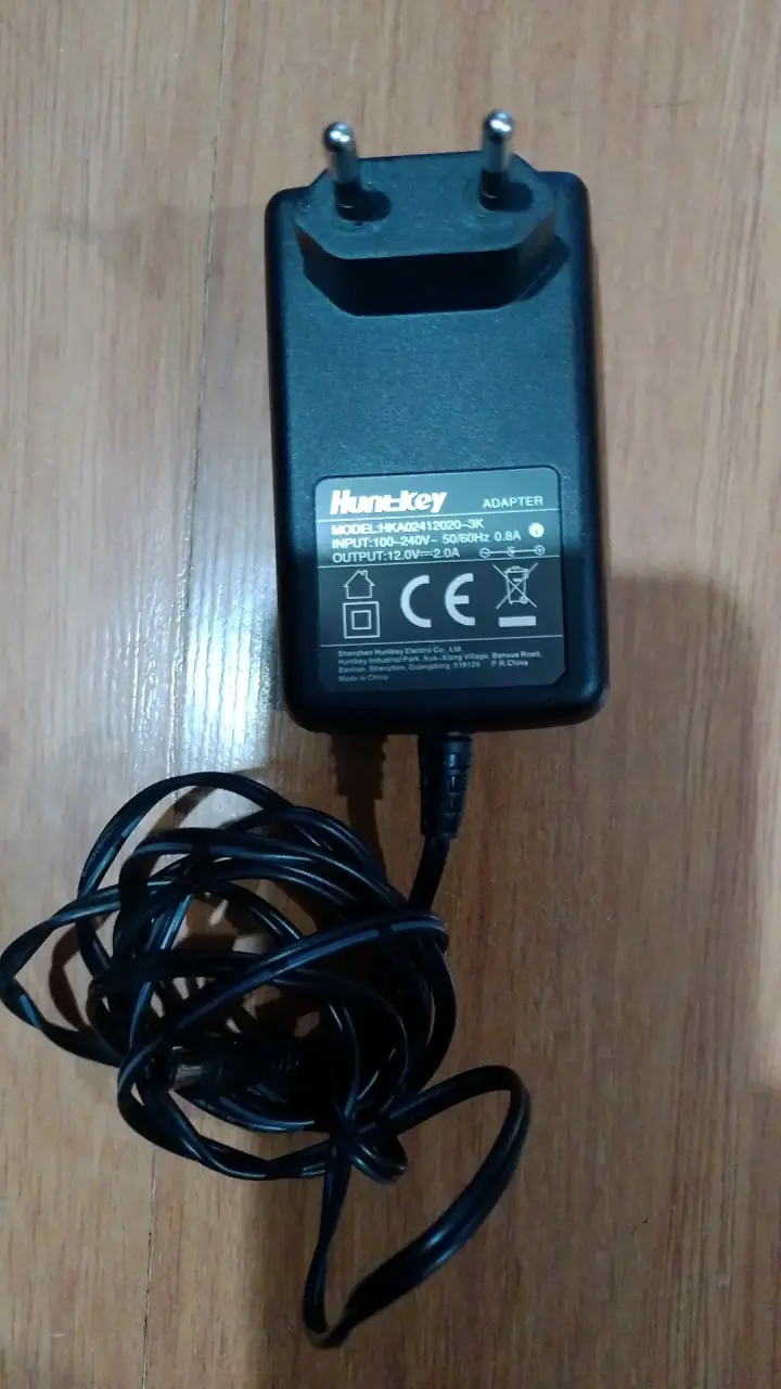 Cargador Huntkey 12V 2A para dispositivos electrónicos
