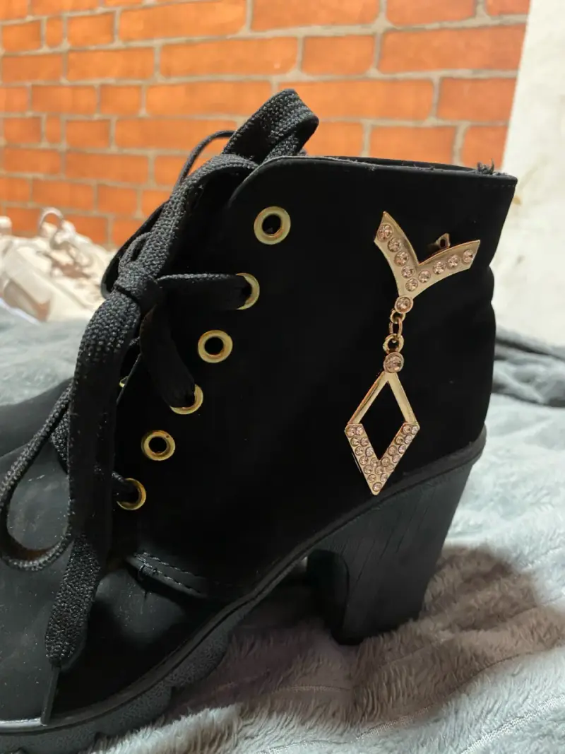 Botines negros con tacón y detalle dorado - 1