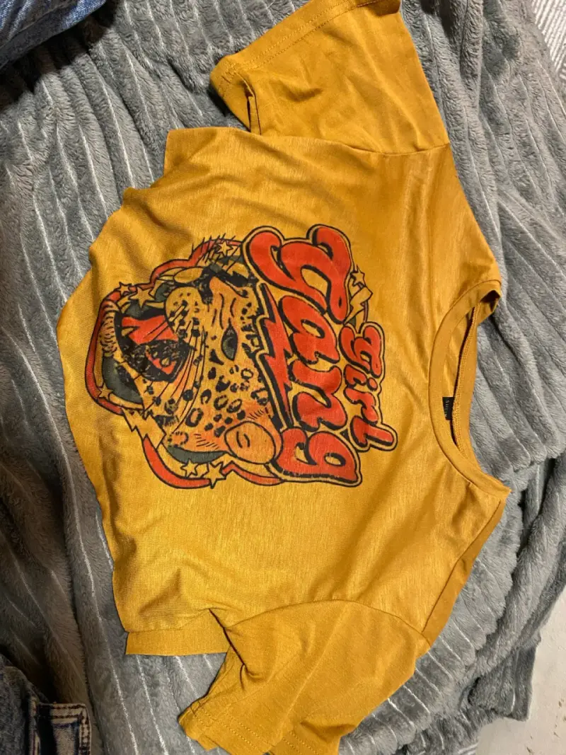 Polera amarilla con estampado de leopardo