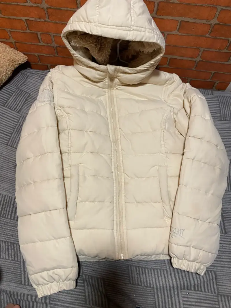 Chaqueta acolchada crema con capucha
