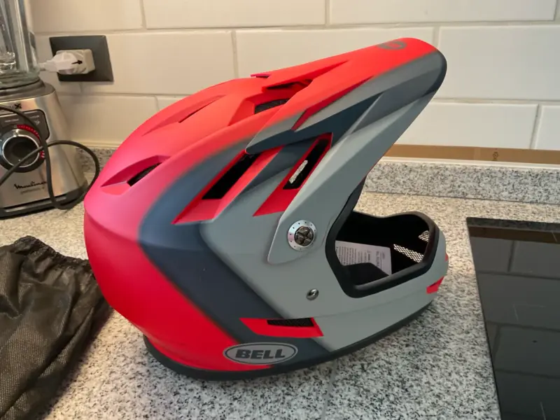 Casco integral Bell rojo y gris para ciclismo - 1