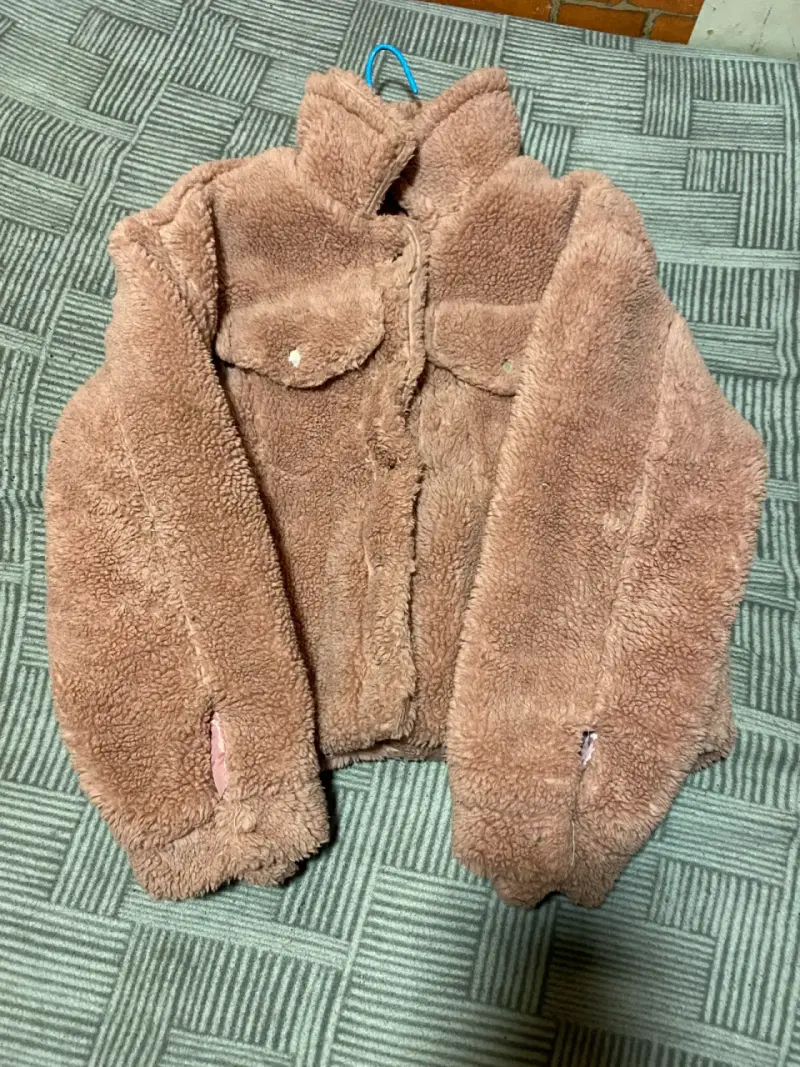 Chaqueta de peluche rosado para mujer