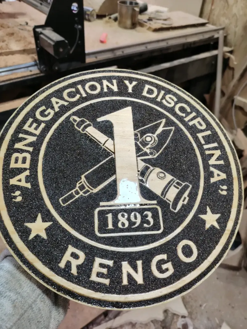 Escudo decorativo de madera, con fondo arenado - 1