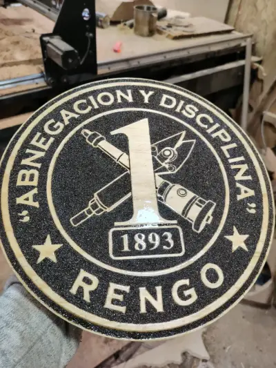 Escudo decorativo de madera, con fondo arenado - miniatura 2