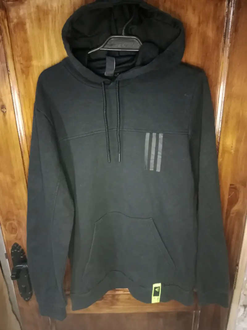 Polerón negro con capucha y diseño moderno - 1