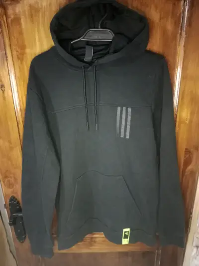 Polerón negro con capucha y diseño moderno - miniatura 1