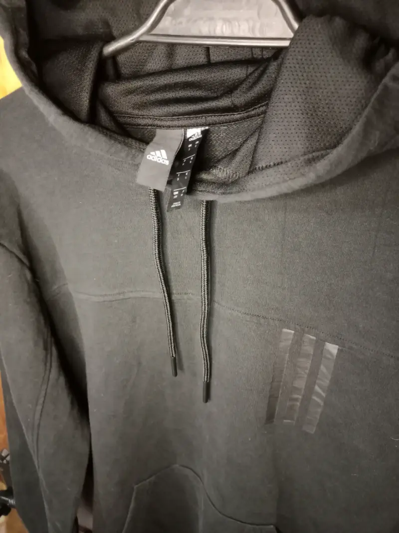 Polerón negro con capucha y diseño moderno - 2
