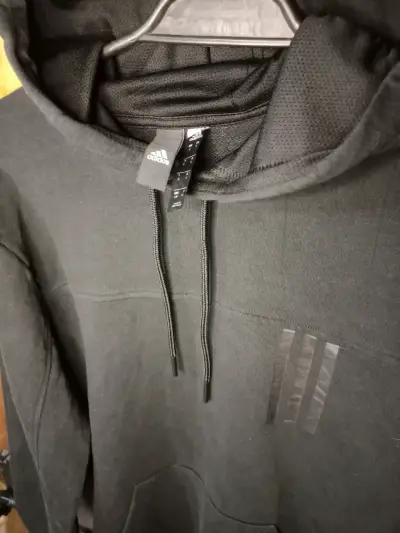 Polerón negro con capucha y diseño moderno - miniatura 2