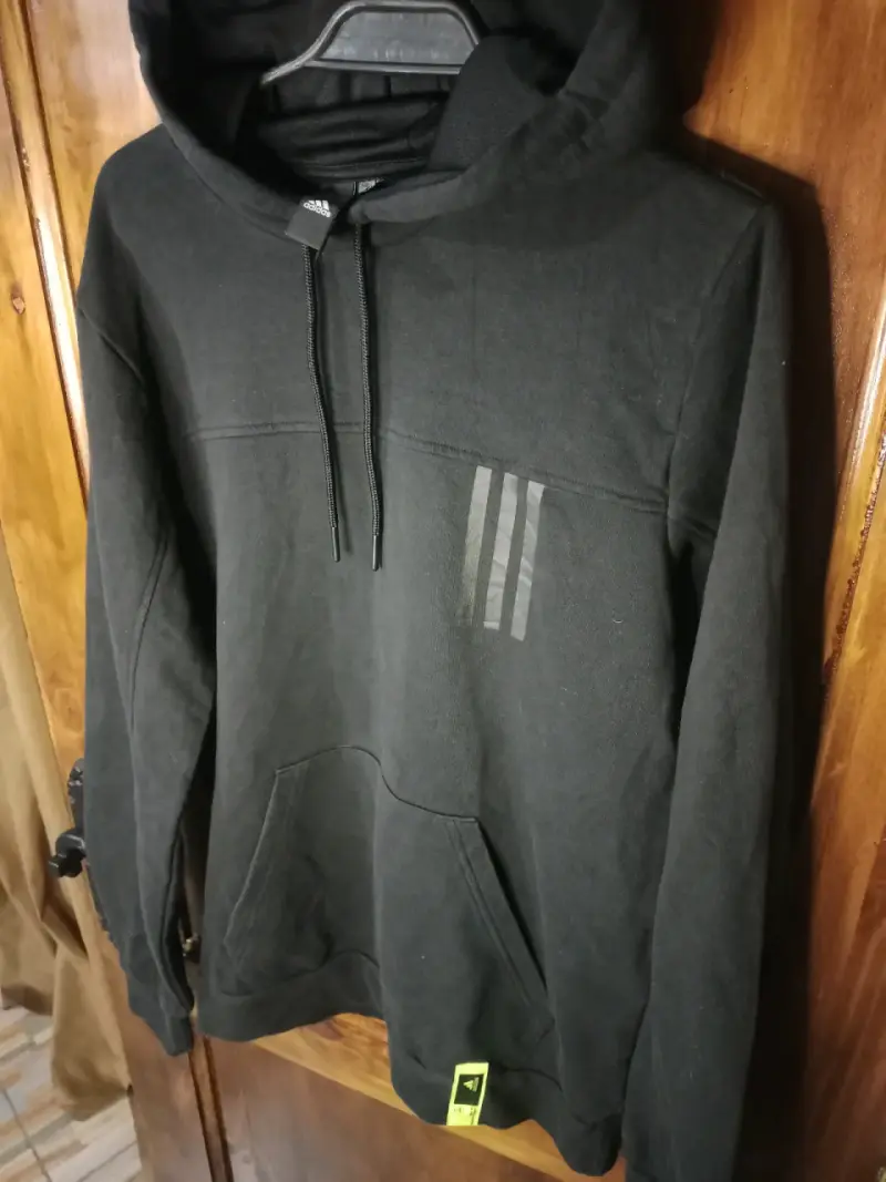 Polerón negro con capucha y diseño moderno - 3