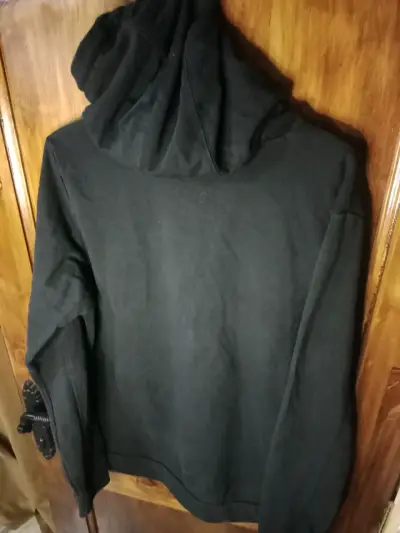 Polerón negro con capucha y diseño moderno - miniatura 4