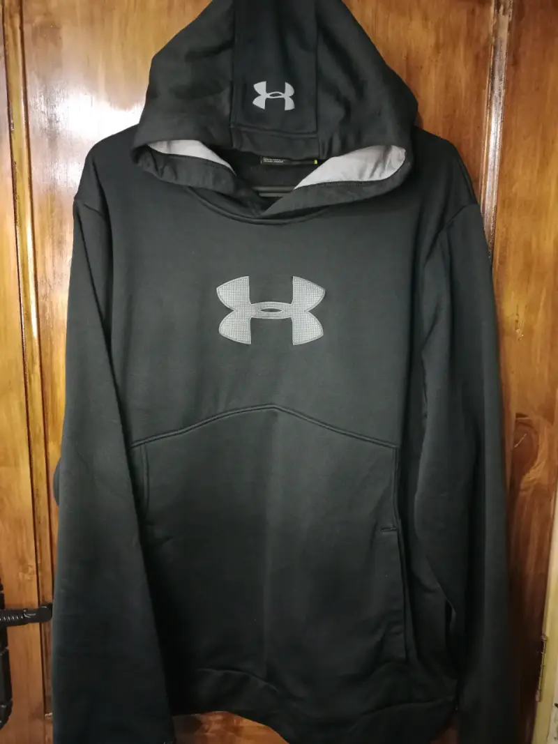 Polerón Under Armour negro con capucha - 1