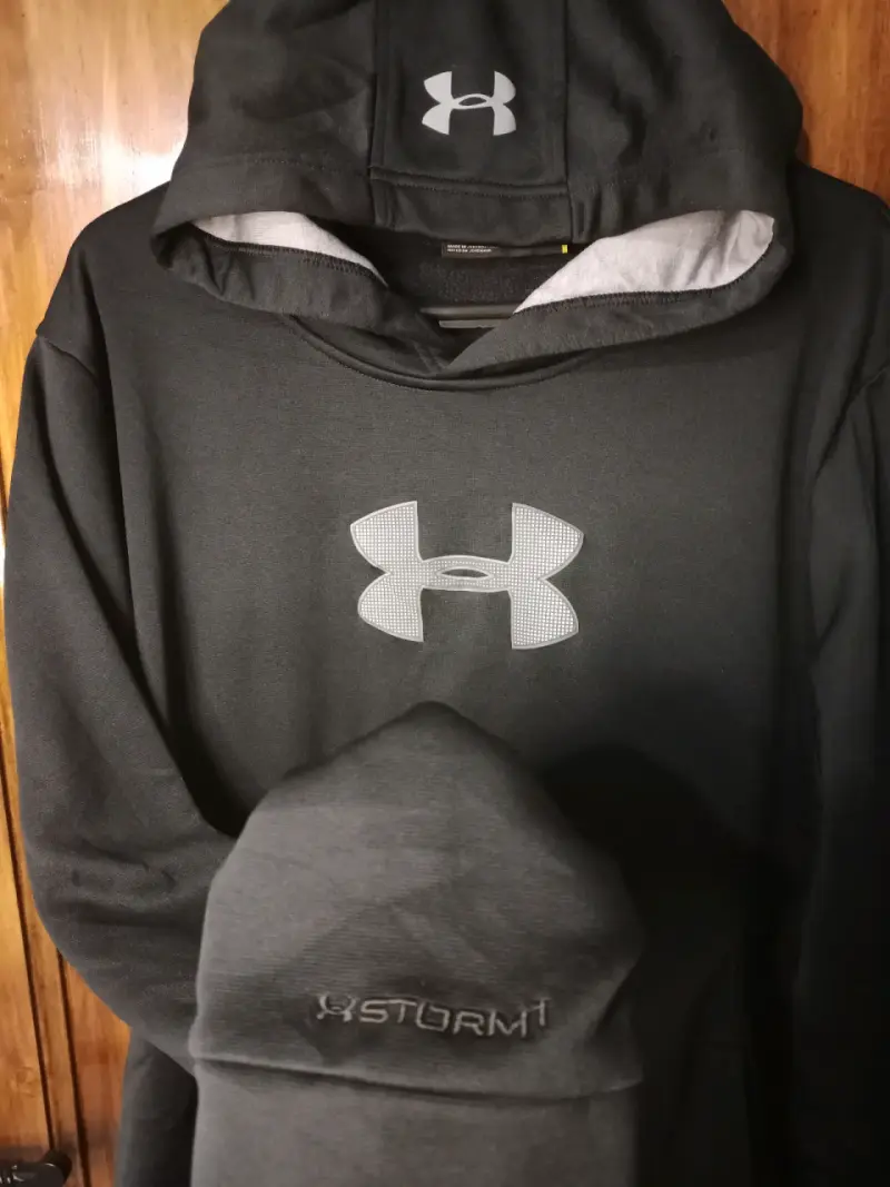 Polerón Under Armour negro con capucha - 2