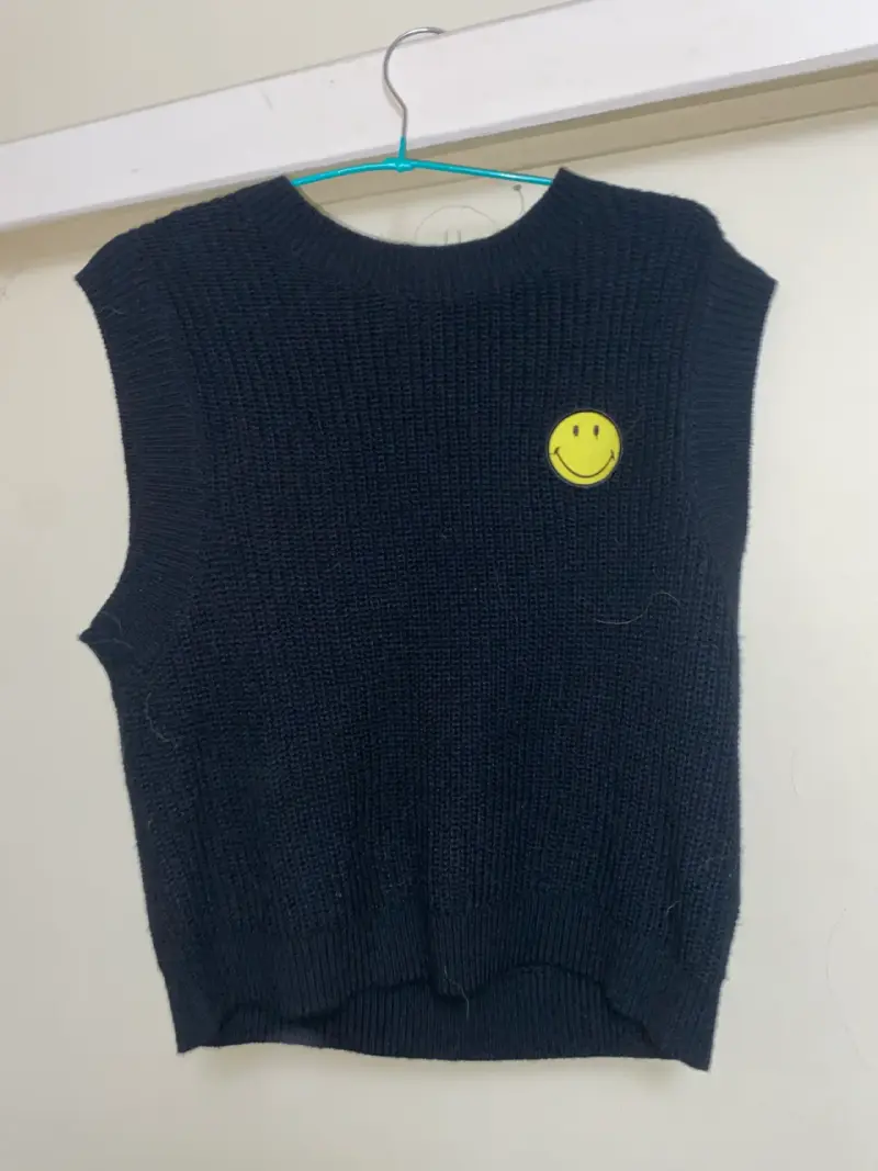 Chaleco tejido sin mangas con diseño sonriente