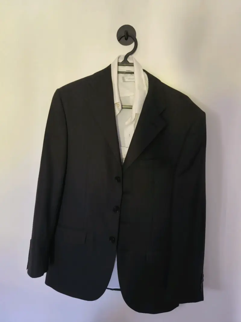 Traje formal negro con camisa blanca - 1