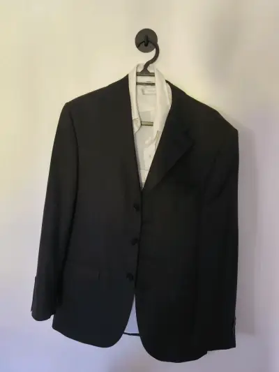 Traje formal negro con camisa blanca - miniatura 1