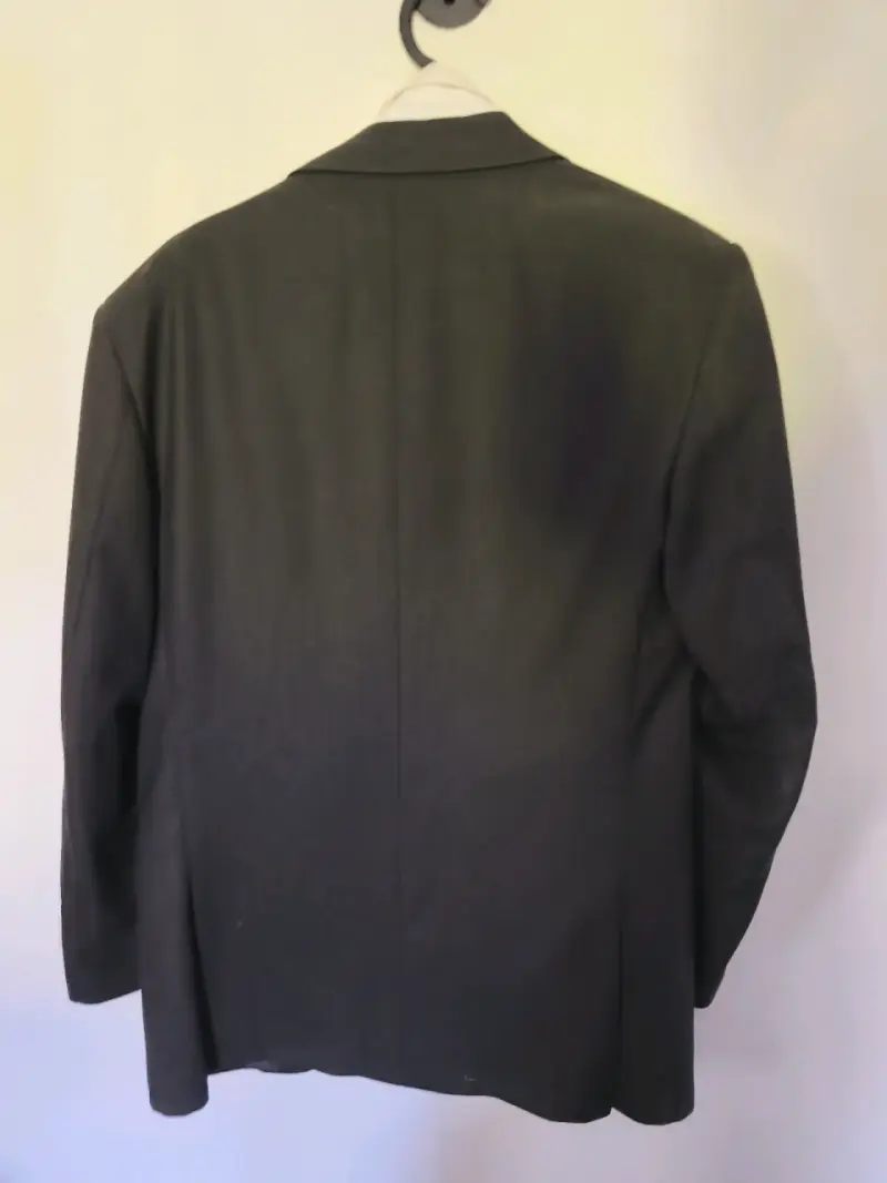 Traje formal negro con camisa blanca - 2