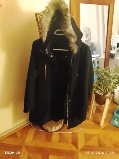 Chaqueta acolchada negra para invierno - miniatura 3