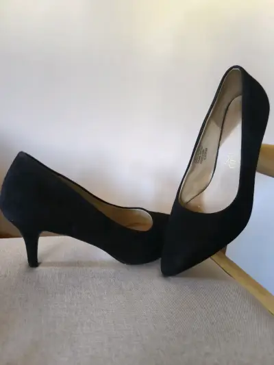 Zapatos de tacón negro elegantes - miniatura 1