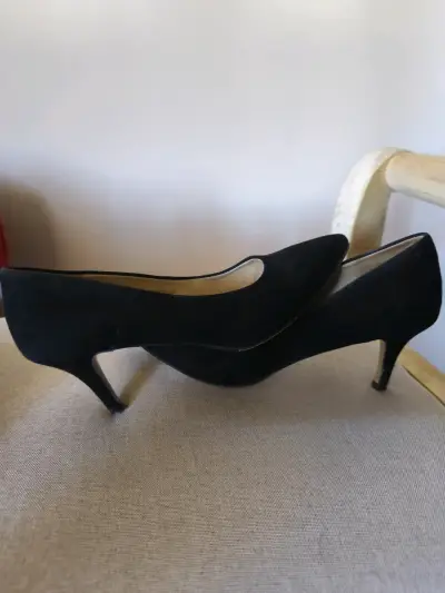 Zapatos de tacón negro elegantes - miniatura 2