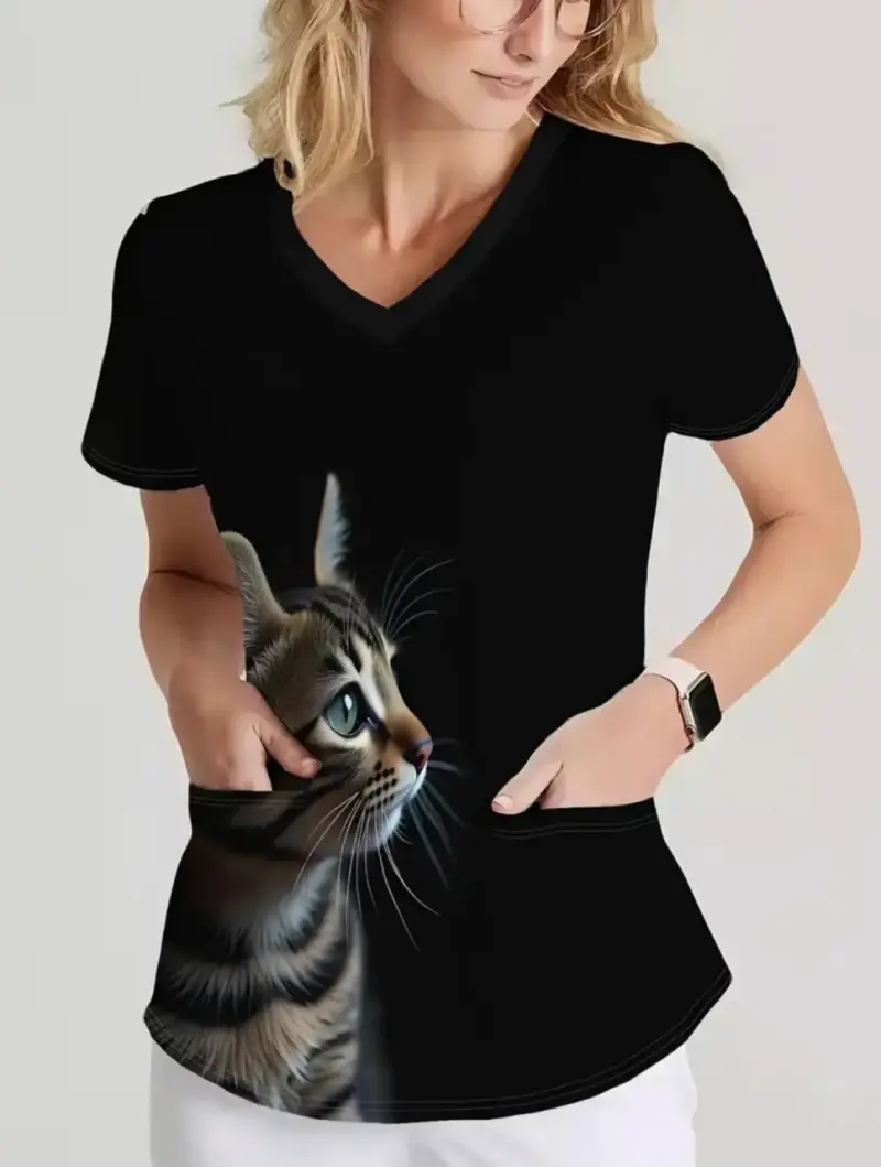 Polera Clinica negra con diseño de gato