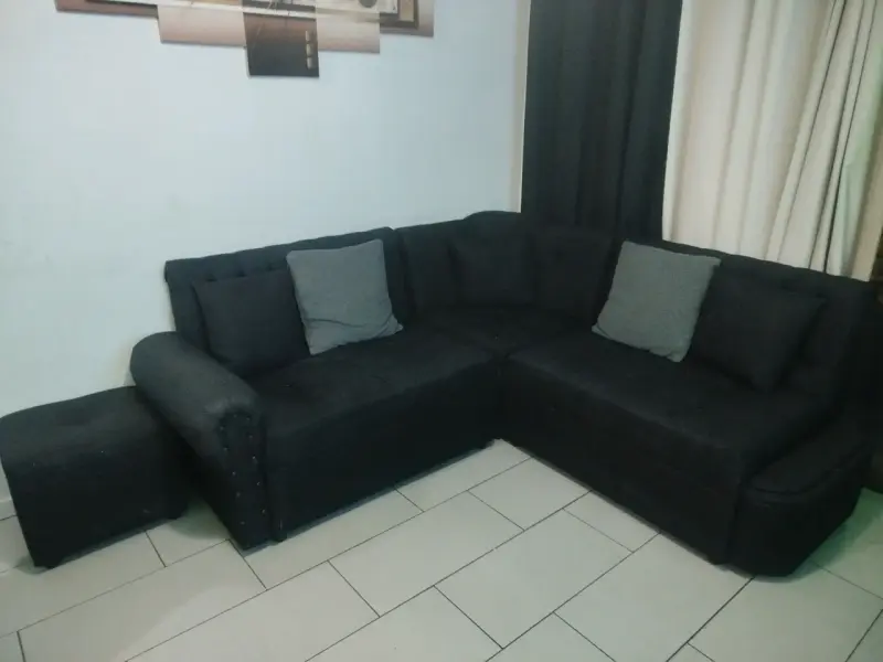 Sofá esquinero negro con puff incluido - 1