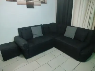 Sofá esquinero negro con puff incluido - miniatura 1