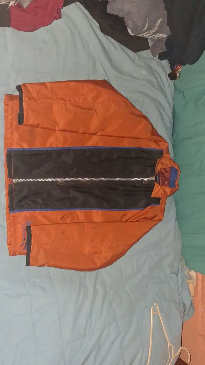 Chaqueta cortaviento naranja y negra - 1