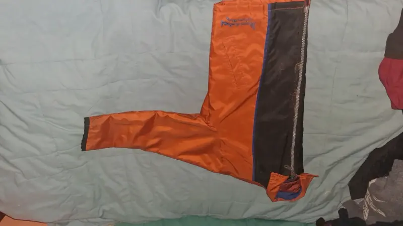 Chaqueta cortaviento naranja y negra - 2