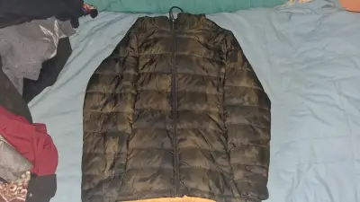 Chaqueta acolchada negra para invierno - miniatura 1