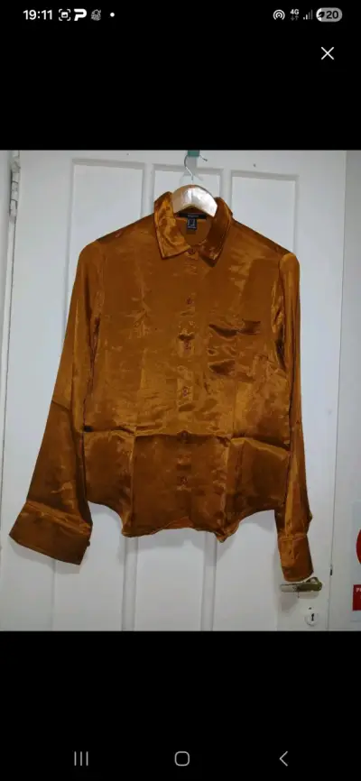 Blusa satinada color dorado para mujer - miniatura 1