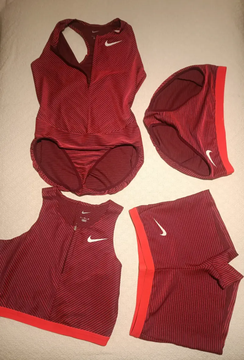 Conjunto deportivo Nike rojo para mujer