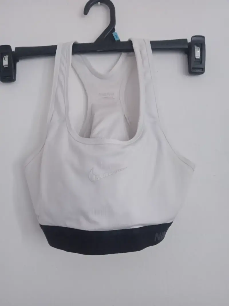 Top deportivo Nike blanco y negro - 1