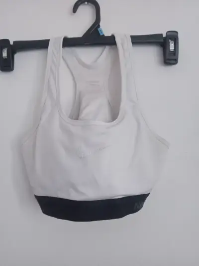 Top deportivo Nike blanco y negro - miniatura 1